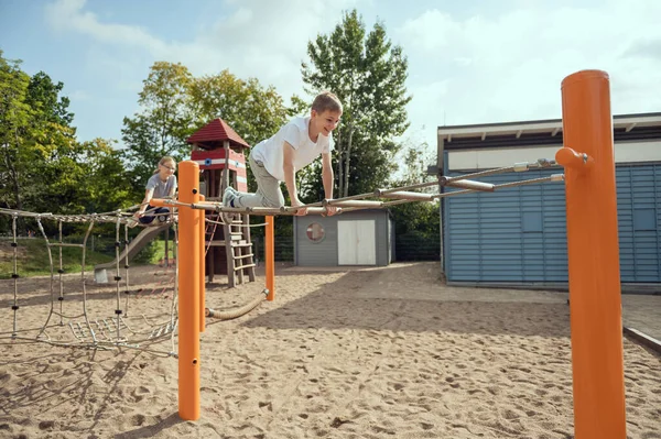 Gelukkige Tiener Kinderen Spelen Plezier Hebben Samen Speelplaats Zonnige — Stockfoto
