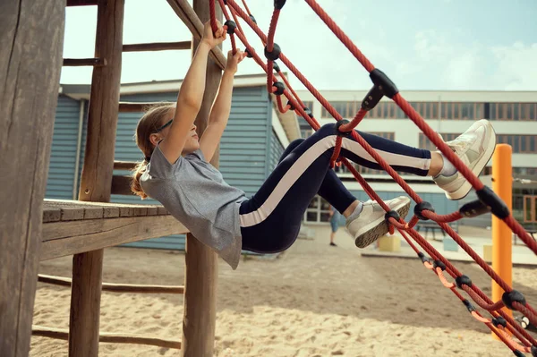 Mignon Petit Adolescent Fille Jouer Grimper Aire Jeux Soleil Jour — Photo