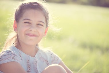 mutlu kız güneşli çayır dinlenme