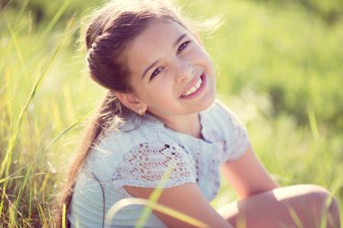 mutlu kız güneşli çayır dinlenme