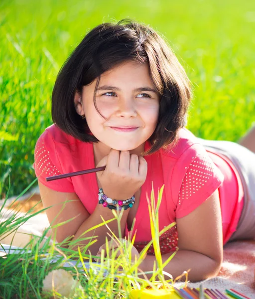 Niño feliz estudiando sobre la naturaleza — Foto de Stock