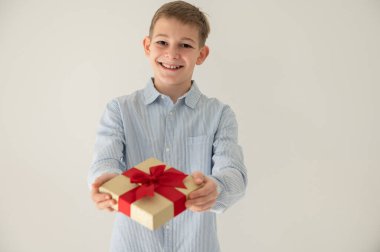 Sevimli gülümseyen genç çocuk doğum günü ya da Noel sürprizi olarak güzel hediye kutusu veriyor.