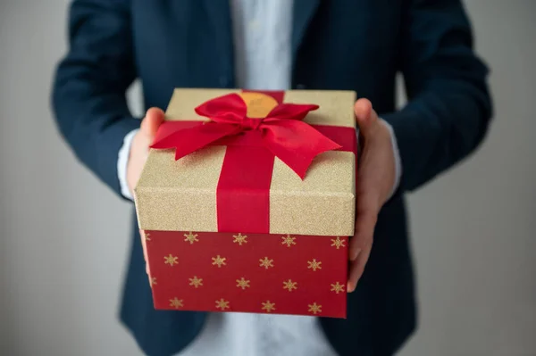 Man Handen Met Elegante Geschenkdoos Met Rode Strik Lint Als — Stockfoto