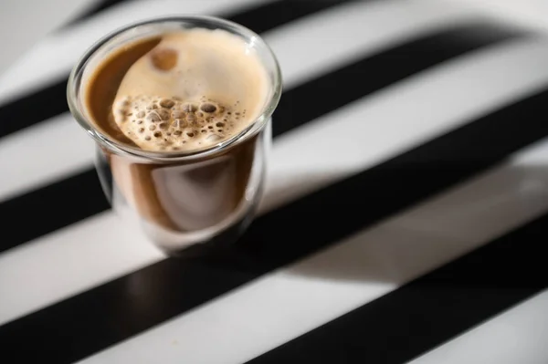 Sluiten Foto Van Kopje Met Zwarte Koffie Schaduw Zwart Witte — Stockfoto