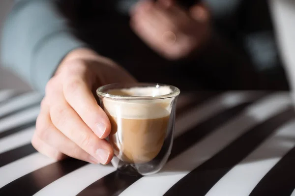 Mano Del Hombre Sosteniendo Taza Café Sobre Fondo Blanco Negro —  Fotos de Stock