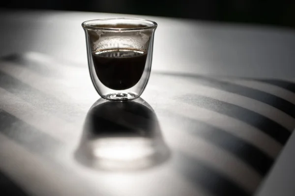 Sluiten Foto Van Kopje Met Zwarte Koffie Schaduw Zwart Witte — Stockfoto