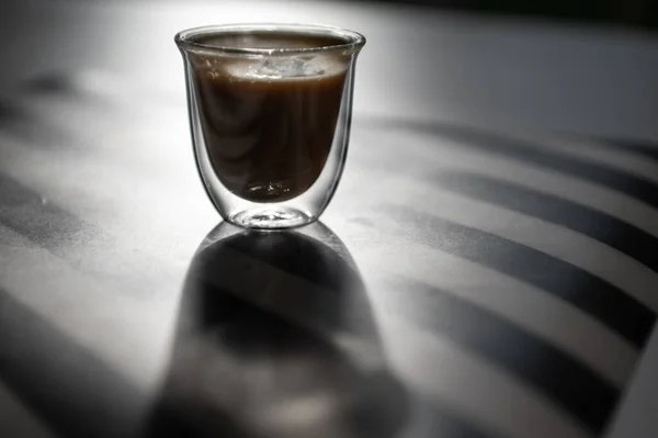 Sluiten Foto Van Kopje Met Zwarte Koffie Schaduw Zwart Witte — Stockfoto