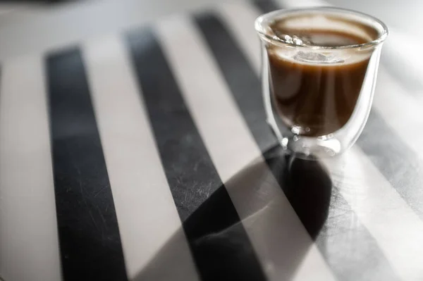 Sluiten Foto Van Kopje Met Zwarte Koffie Schaduw Zwart Witte — Stockfoto