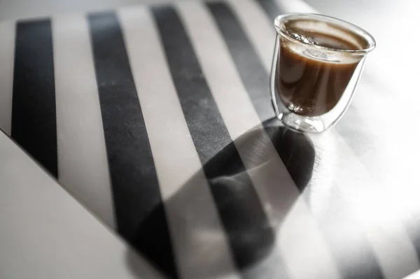 Close Foto Xícara Com Café Preto Sombra Fundo Preto Branco — Fotografia de Stock