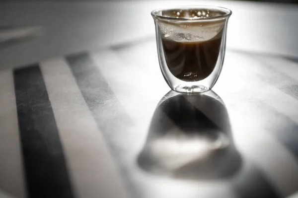 Sluiten Foto Van Kopje Met Zwarte Koffie Schaduw Zwart Witte — Stockfoto