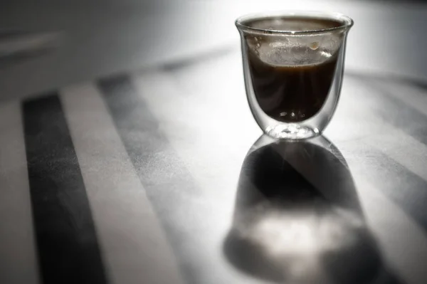 Sluiten Foto Van Kopje Met Zwarte Koffie Schaduw Zwart Witte — Stockfoto