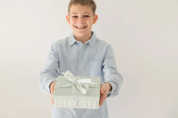 かわいいです笑顔ティーン男の子与え美しいギフトボックスとして誕生日やクリスマス驚き — ストック写真