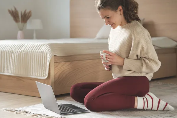 Mujer Bastante Joven Sentada Charlando Con Ordenador Portátil Taza Suelo —  Fotos de Stock