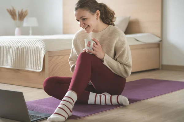 Mujer Bastante Joven Sentada Charlando Con Ordenador Portátil Taza Suelo —  Fotos de Stock