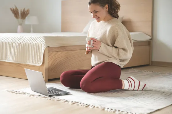 Mujer Bastante Joven Sentada Charlando Con Ordenador Portátil Taza Suelo —  Fotos de Stock