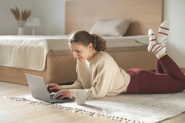 Csinos Fiatal Beszélgetni Laptop Tea Csésze Padlón Kényelmes Otthon — Stock Fotó