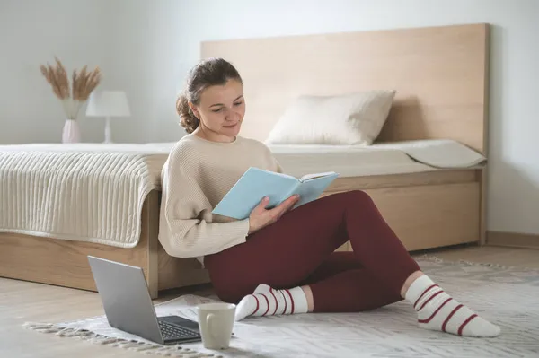 Mulher Bonita Trabalhando Com Laptop Quarto Aconchegante Casa — Fotografia de Stock