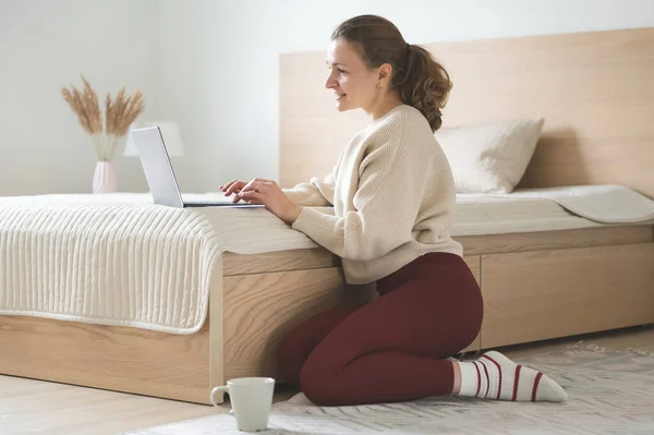 Mulher Bonita Trabalhando Com Laptop Quarto Aconchegante Casa — Fotografia de Stock