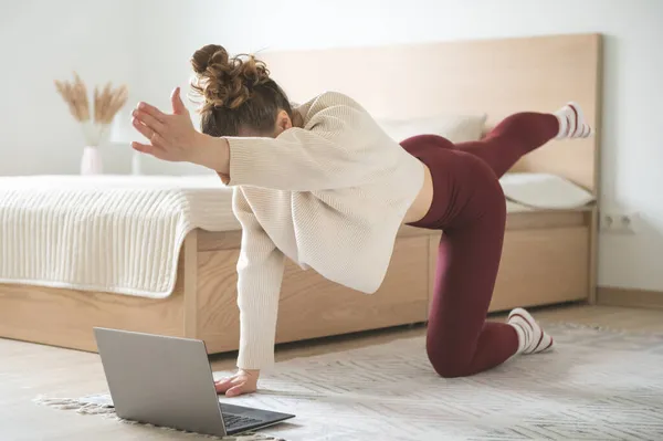 Mujer Bastante Deportiva Haciendo Yoga Pilates Acogedor Dormitorio Casa Usando —  Fotos de Stock