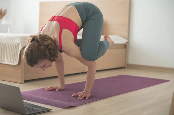 Mujer Bastante Joven Practicando Yoga Pilates Con Calss Línea Utilizando —  Fotos de Stock