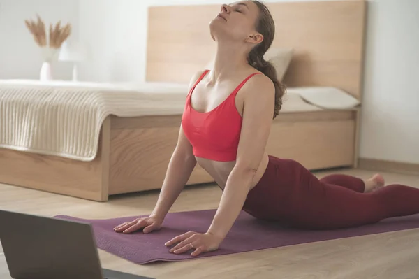 Mujer Bastante Joven Practicando Yoga Pilates Con Calss Línea Utilizando — Foto de Stock