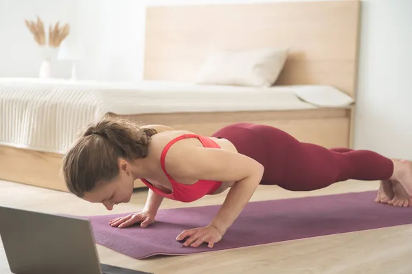 Ładna Młoda Kobieta Ćwiczy Jogę Lub Pilates Kalss Online Pomocą — Zdjęcie stockowe