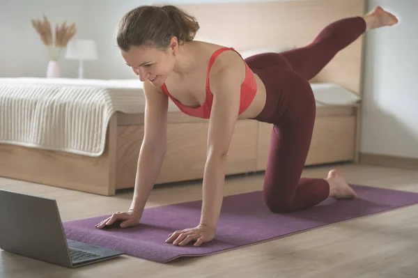 Mujer Bastante Joven Practicando Yoga Pilates Con Calss Línea Utilizando —  Fotos de Stock