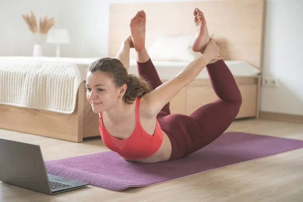 Ładna Młoda Kobieta Ćwiczy Jogę Lub Pilates Kalss Online Pomocą — Zdjęcie stockowe