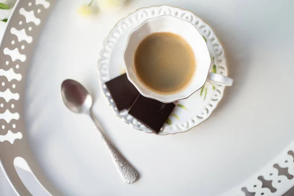 Elegante Taza Café Espresso Negro Con Chocolate Negro Una Hermosa —  Fotos de Stock