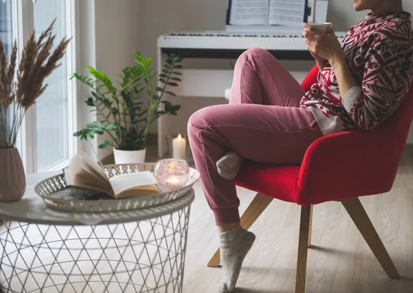 Mujer Joven Sentada Una Moderna Silla Roja Con Taza Café — Foto de Stock