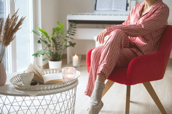 Junge Frau Eleganten Pyjama Sitzt Auf Stuhl Neben Fenster Und — Stockfoto