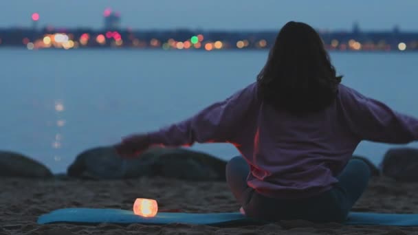 Mladá Žena Cvičí Jógu Pláži Výhledem Město Večerních Hodinách — Stock video
