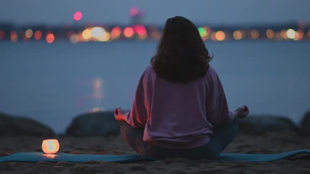 Mujer Joven Practicando Yoga Playa Con Vista Ciudad Por Noche — Vídeo de stock