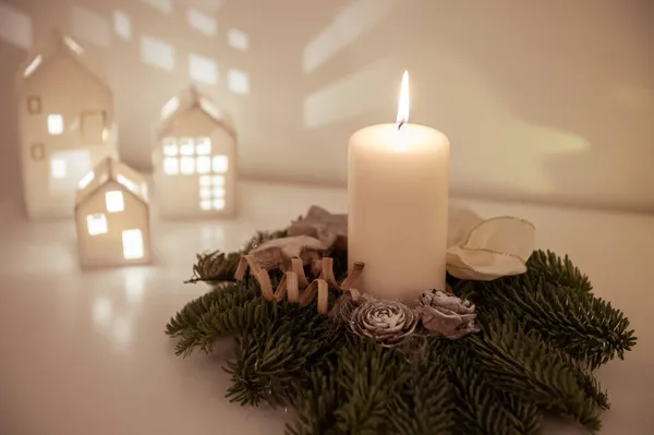 Noel Süslemeleri Köknar Mumlar Sihirli Işıklarla — Stok fotoğraf