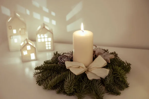 Weihnachtsdekoration Mit Tanne Kerzen Und Lichterzauber — Stockfoto