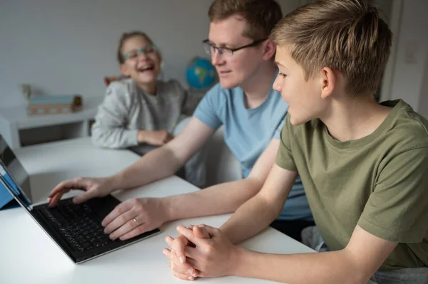 Happy Young Father Teaching His Teenage Children Using Laptop Home — Stock Photo, Image