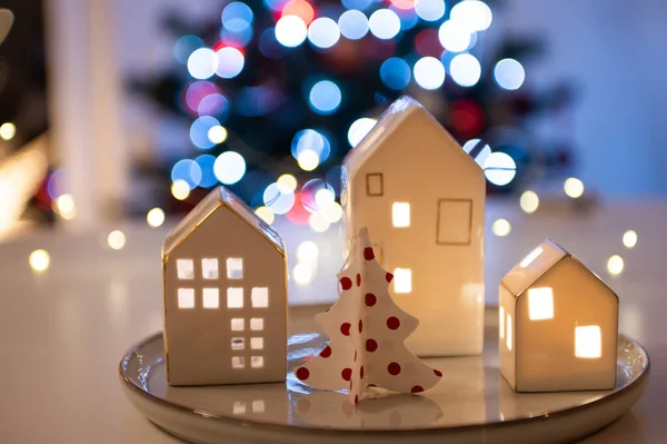 Χριστουγεννιάτικη Διακόσμηση Μικρά Σκανδιναβικά Hauses Χριστουγεννιάτικο Δέντρο Και Μαγικά Φώτα — Φωτογραφία Αρχείου