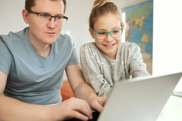 快乐的父亲在家里用笔记本电脑和十几岁的小女孩一起学习 — 图库照片