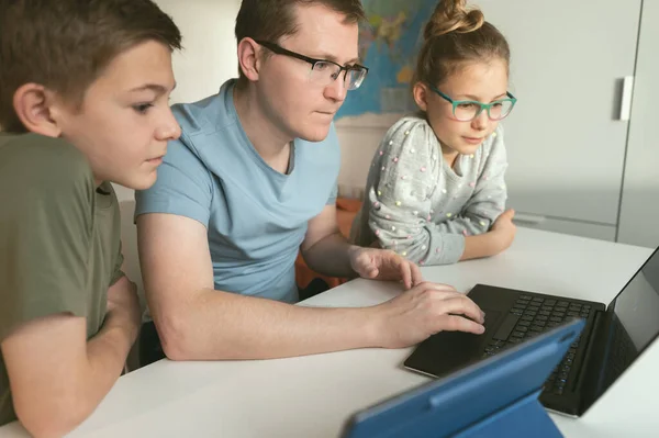 Feliz Padre Joven Que Estudia Con Los Niños Adolescentes Usando — Foto de Stock