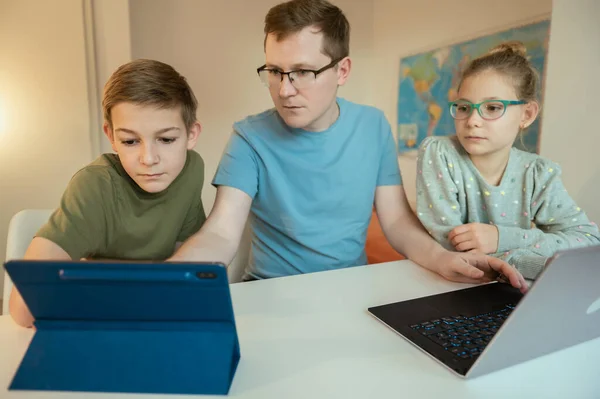 Happy Young Father Studying Teenage Children Using Laptop Home Schooling — Stock Photo, Image