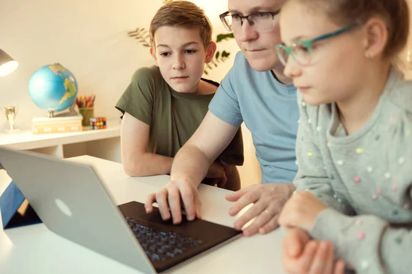 Feliz Padre Joven Que Estudia Con Los Niños Adolescentes Usando — Foto de Stock