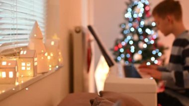 4k 60fps video genç çocuk piyano yeni melodi çalma pratik arka planda bokeh ışıkları