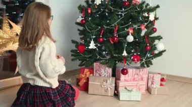 4k 60 fps video tatlı küçük kız yerde oturan Noel ağacını süslüyor 