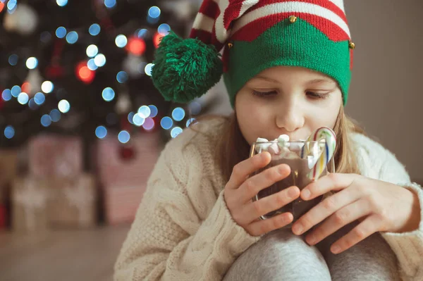 Retrato Menina Criança Feliz Segurando Uma Xícara Chocolate Quente Com — Fotografia de Stock