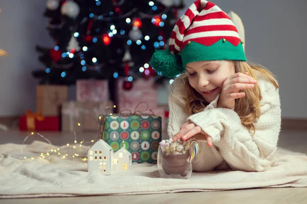 Jolie Petite Fille Avec Chapeau Drôle Assis Près Arbre Noël Photo De Stock