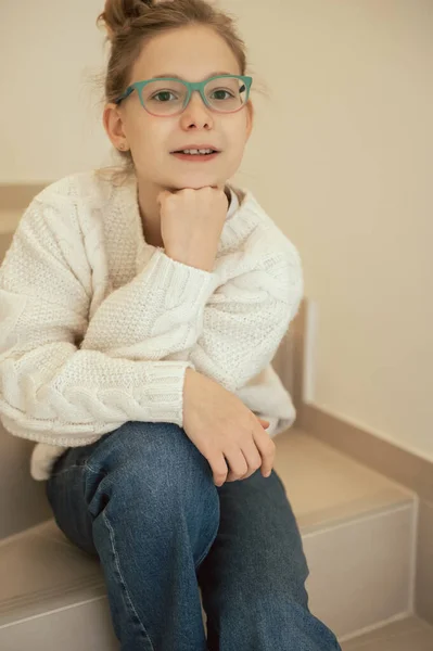 Porträt Eines Glücklichen Teenagers Mit Brille Hause — Stockfoto