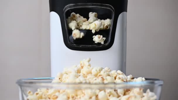 Slow Motion Video Popcorn Machine Producing Popcorn Out Corn Bowl — Vídeo de Stock
