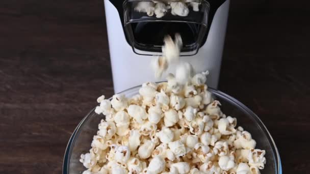 Slow Motion Video Popcorn Machine Producing Popcorn Out Corn Bowl — Video Stock