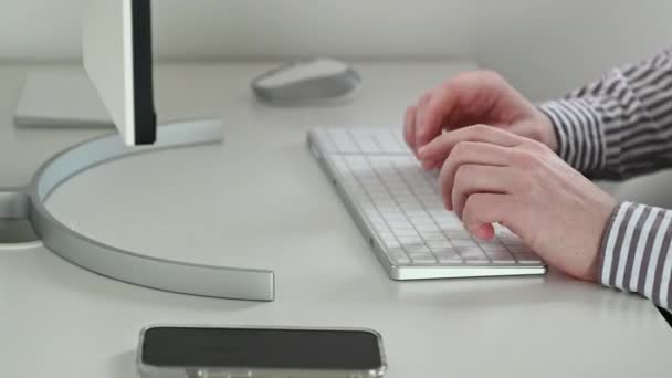 60Fps Видео Человек Руки Набрав Клавиатуре Прежде Компьютер Работает Офисе — стоковое видео