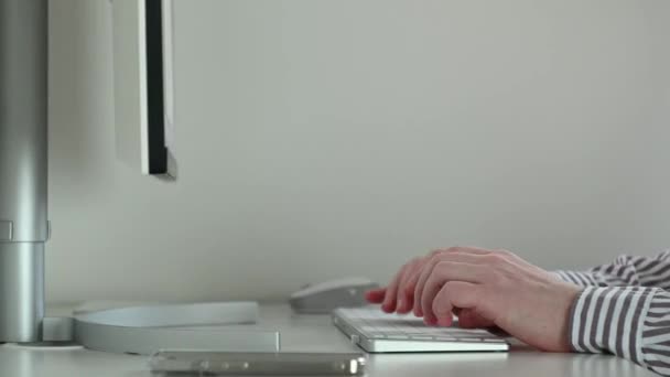 Закрыть 60Fps Видео Котором Руки Человека Сидят Клавиатуре Компьютера Работающего — стоковое видео